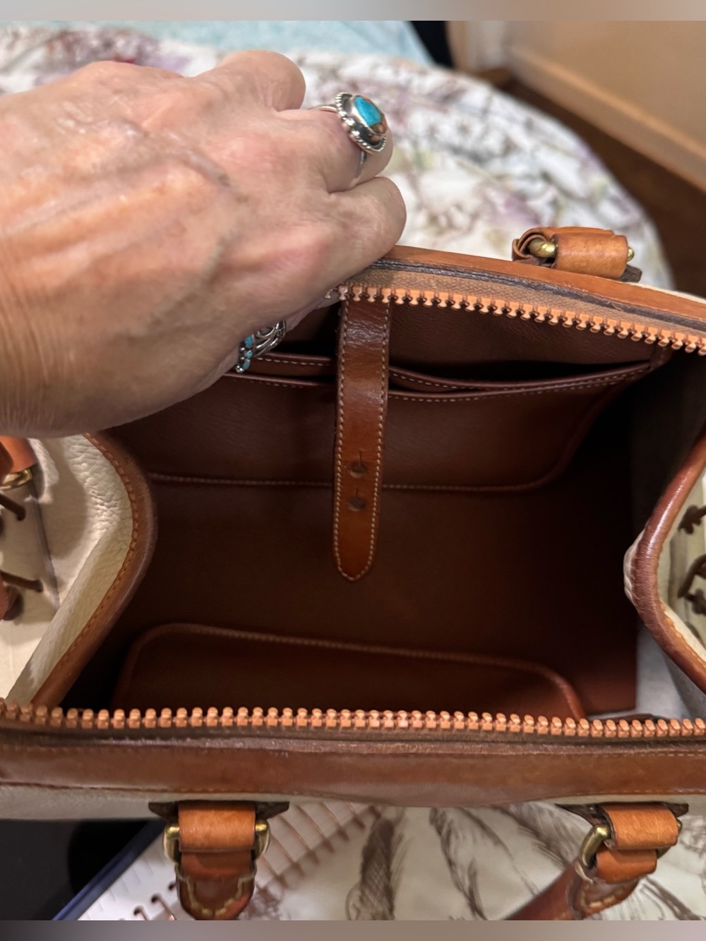 Dooney&Burke 80’s Gladstone All weather Cream& British Tan Leather Trim Lock&Key - Picture 10 of 15